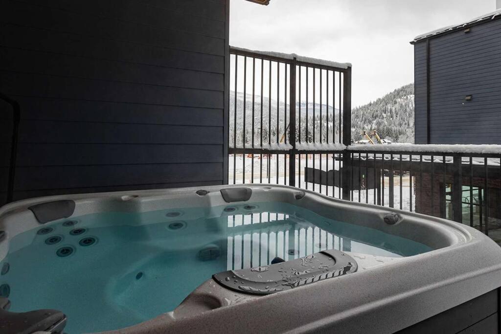 Tally Ho By Revelstoke Vacations エクステリア 写真