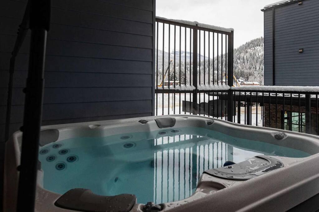 Tally Ho By Revelstoke Vacations エクステリア 写真
