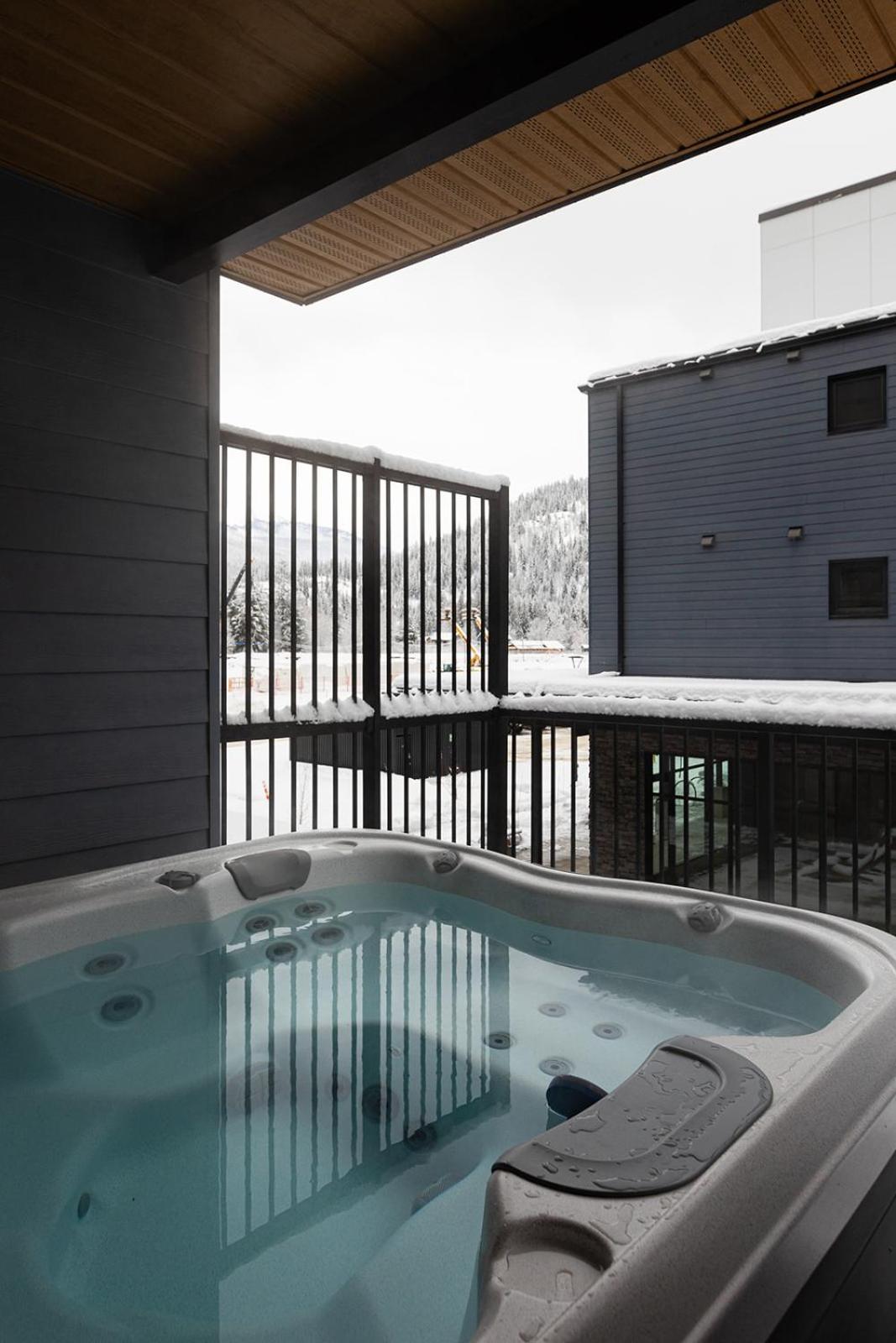 Tally Ho By Revelstoke Vacations エクステリア 写真